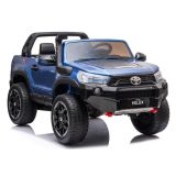 Coche eléctrico Toyota Hilux azul con motor potente.