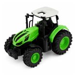 Tractor de granja en acción en el jardín