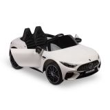 Coche eléctrico Mercedes SL63 Toyz en el jardín, ideal para jugar
