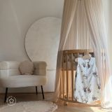 Dosel de techo de tul beige Waldin con un diseño elegante.