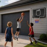 Niños disfrutando de un juego de baloncesto con el tablero colgante.