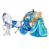 Carro de juego con detalles dorados y cama acolchada, perfecto para la muñeca.