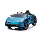 Coche eléctrico McLaren GT en uso en el parque.