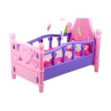 Cuna en un ambiente de juego, perfecta para que las niñas cuiden de sus muñecas.