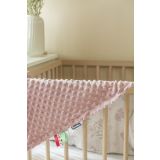 Manta Minky Sensillo en uso, ideal para el descanso del bebé en el hogar.