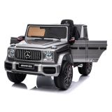 Coche Mercedes G63 AMG en el jardín, listo para la aventura