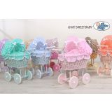 Carrito de Muñecas My Sweet Baby de Mimbre con Ropa Blanca - imagen 2