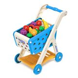 Carrito de compras infantil en uso, jugando en familia.