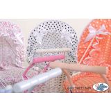 Carrito de muñecas My Sweet Baby de mimbre con ropa blanca y negra - imagen 3