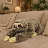 El peluche de perezoso colgado en un árbol, ideal para jugar.