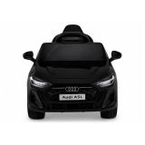 Audi A5L en el parque, listo para la aventura.
