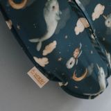 Arrullo para recién nacido Little Hug (1-3 meses) Ballenas – Azul marino