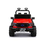 Coche eléctrico 4x4 en uso, perfecto para paseos en el jardín.