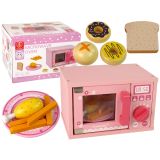 Microondas de madera de Lean Toys con detalles en rosa.