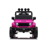 Jeep Rubicon en uso por niños en el jardín.