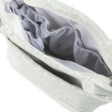 Bolso Organizador XL Selva Verde de Cambrass colgado del carrito del bebé.