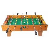 Vista detallada de la mesa de fútbol hecha con materiales seguros.