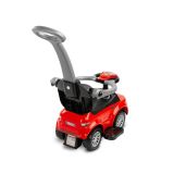 Coche infantil Toyz Ride-On en el jardín durante el paseo