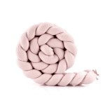 Protector trenzado de gofre rosa para cuna Waldin, detalle de diseño.
