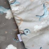 Saco de dormir de bambú Waldin con diseño de ballenas en color beige.