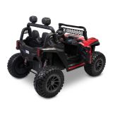 Dos niños en el Blaze rojo off-road con mando parental en jardín