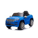Coche infantil Jeep Grand Cherokee en el jardín durante el uso