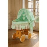 Capazo de Mimbre Natural con Dosel Amelie + Ropa de Cama Menta – MY SWEET BABY en un salon puesto