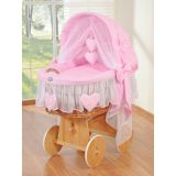 Capazo de Mimbre Natural con Dosel Amelie + Ropa de Cama Rosa – MY SWEET BABY en un salon puesto