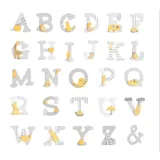 Letras de madera infantiles unisex en tonos grises, perfectas para decorar la habitación de cualquier niño.