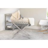 Moisés de mimbre gris Dimple Clair de Lune, elegante y cómodo, ideal para el descanso de recién nacidos.
