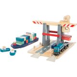 Terminal de contenedores con Tren y Barcos de madera 