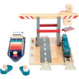 Terminal de contenedores con Tren y Barcos de madera 