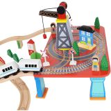 Ferrocarril de juguete de madera. Tren a pilas