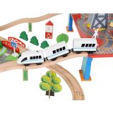 Ferrocarril de juguete de madera. Tren a pilas