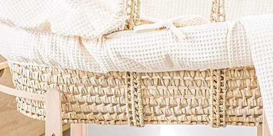 Detalle del trenzado de palma natural y del tejido waffle de la vestidura de un moisés