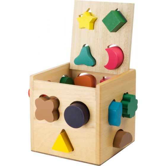 cubo de madera con piezas
